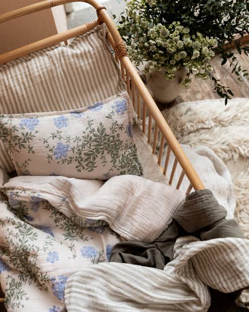 Garbo & Friends Plumbago Cot Bed Set